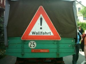Mühsame Schritte im Namen Gottes
