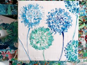 Pusteblume mit Klopapierrolle und Wattestäbchen